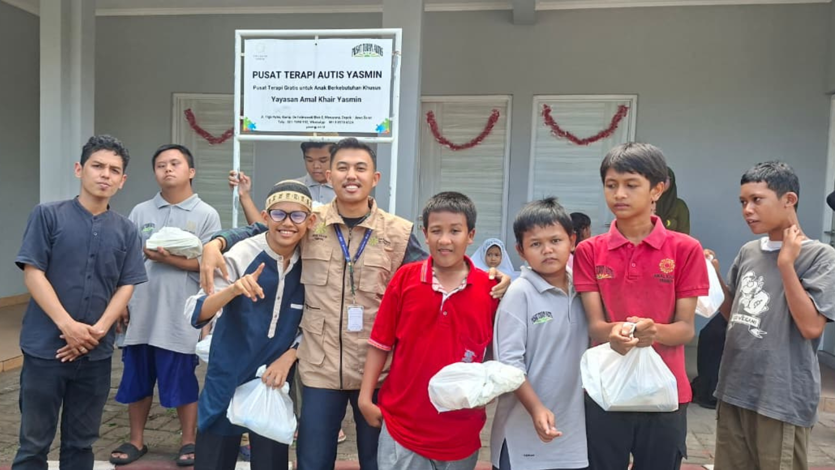 Sedekah Makan Sehat Hadirkan Kebahagiaan di Pusat Terapi Autis Yasmin