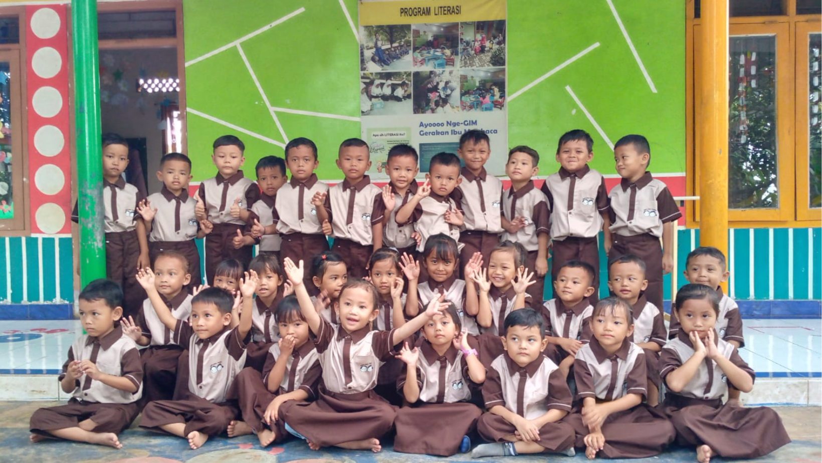 Senyum Ceria Anak PAUD Yasmin dengan Seragam Baru
